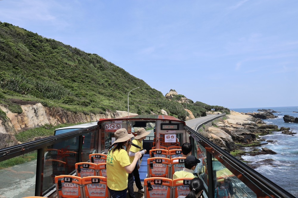 搭乘青春山海線景觀巴士，沿北海岸行進，可從高視角飽覽山海交織的壯麗風光，體驗輕鬆舒適的旅遊方式。(圖片來源：新北市政府觀光旅遊局)