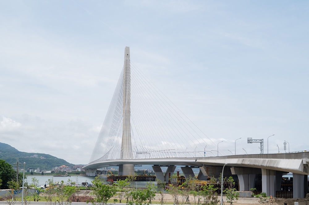 淡江大橋連結淡水與八里。（交通部公路局提供）