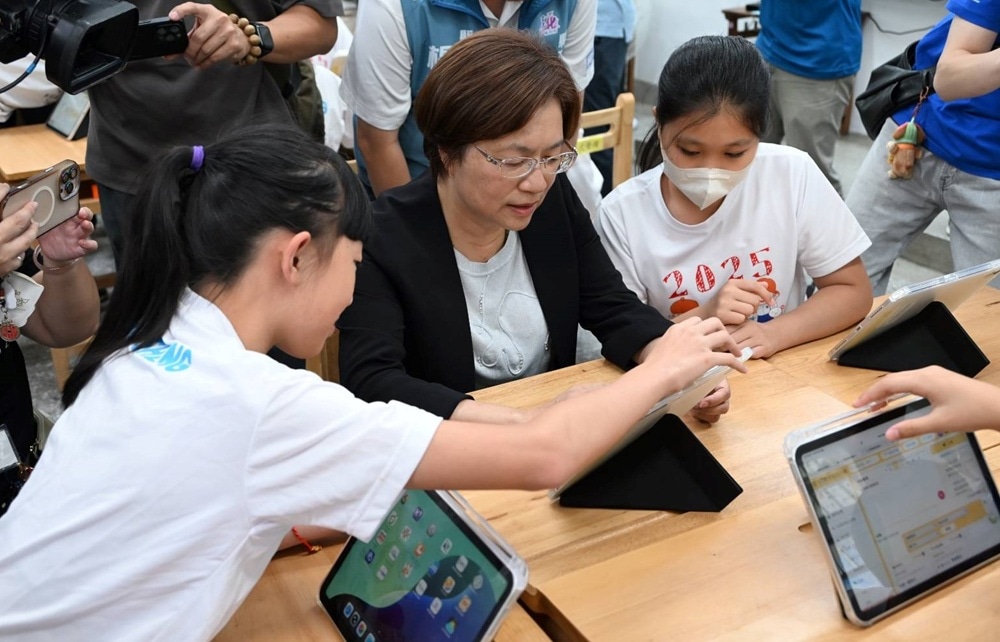 彰化縣長王惠美與學童操作平板應用。
