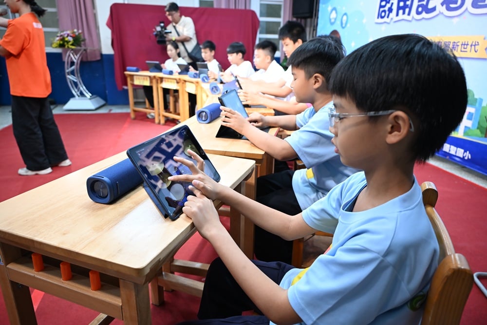 彰化縣學童操作平板應用，展現數位學習成果。