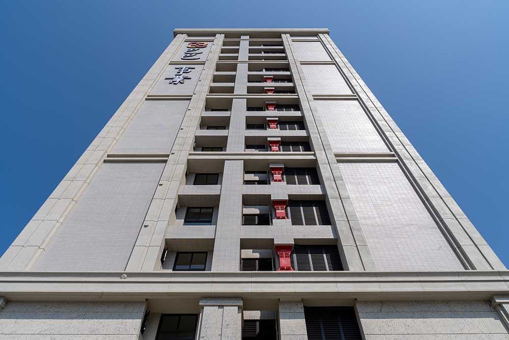 「進士樓」不只具備地段交通與規劃優勢，更導入日本第一住友制震＋Alfasafe柱中柱耐震系統，讓居家品質與建築安全再升級！