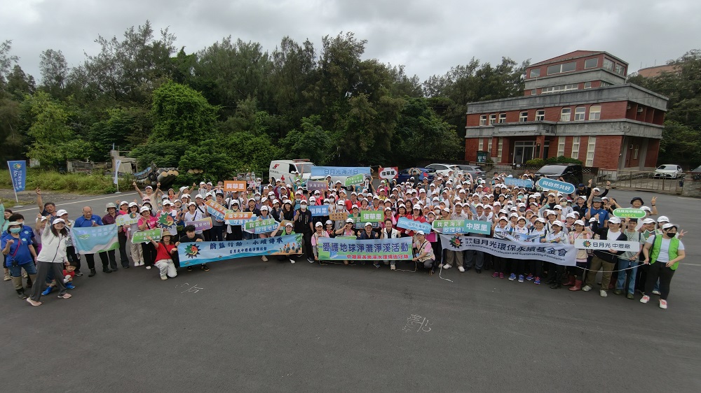 日月光中壢廠今年淨灘活動除了員工及員工眷屬外，也邀請友好鄰里社區共同響應，ㄧ起投入淨灘及環境教育活動。(圖片來源:日月光)
