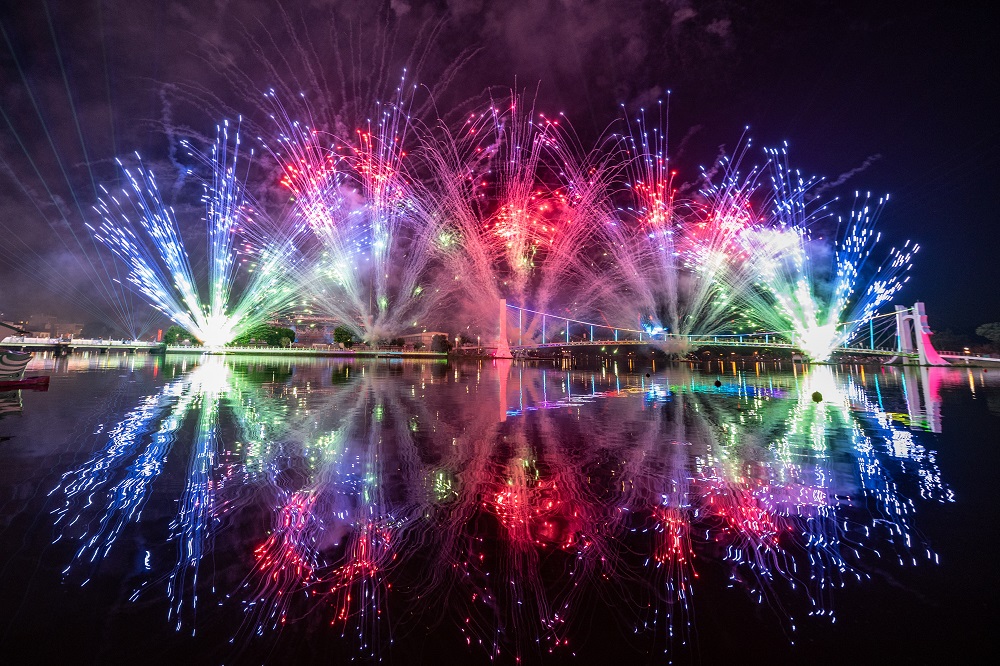6月20日「花火之夜」首度挑戰環湖式多點煙火展演，結合吊橋特效、湖域平台與三層立體煙火，營造龍潭最華麗的視覺饗宴。（圖/桃園市政府提供)