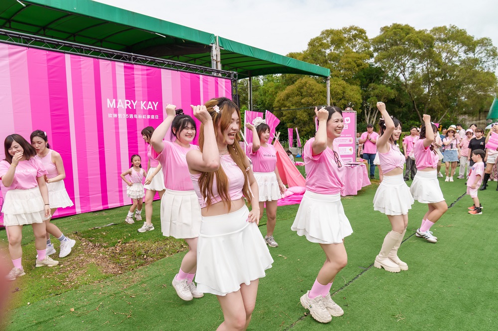 美容顧問熱情演出，粉紅大軍點燃全場活力。(圖片來源:玫琳凱)