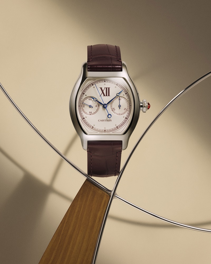 Cartier Privé系列Tortue單按鈕計時碼錶，以極致珍貴的「鉑金」打造，搭配沉穩優雅的酒紅色系細節，圓潤飽和的輪廓內藏厚度僅4.3毫米的機芯，兼具絕佳性能及優雅外觀。(圖片來源:卡地亞)