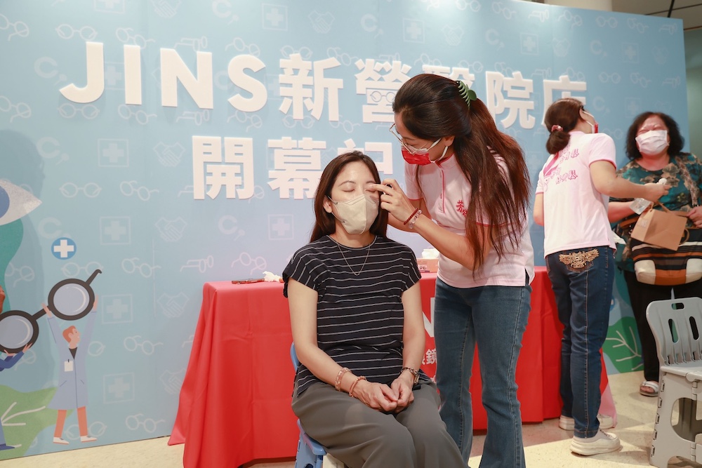 JINS在開幕首日特別舉辦「免費眼部按摩服務」，展現疼惜在地民眾的用心和貼心。(圖片來源：JINS)