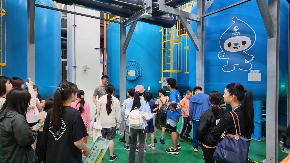 學員實地參訪日月光中水處理設施，近距離了解工業用水如何經過處理、回收及再利用 。(圖片來源:日月光)
