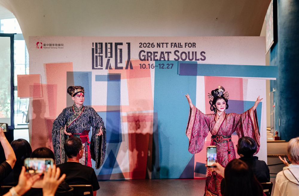 2026 NTT遇見巨人系列宣告記者會_《慾望城國》主演朱柏澄（左）、黃若琳（右）於記者會現場以京劇唱腔與身段演繹莎士比亞經典悲劇《馬克白》片段，展現《慾望城國》融合東方戲曲與西方經典的跨文化戲劇張力。©臺中國家歌劇院，攝影：陳建豪