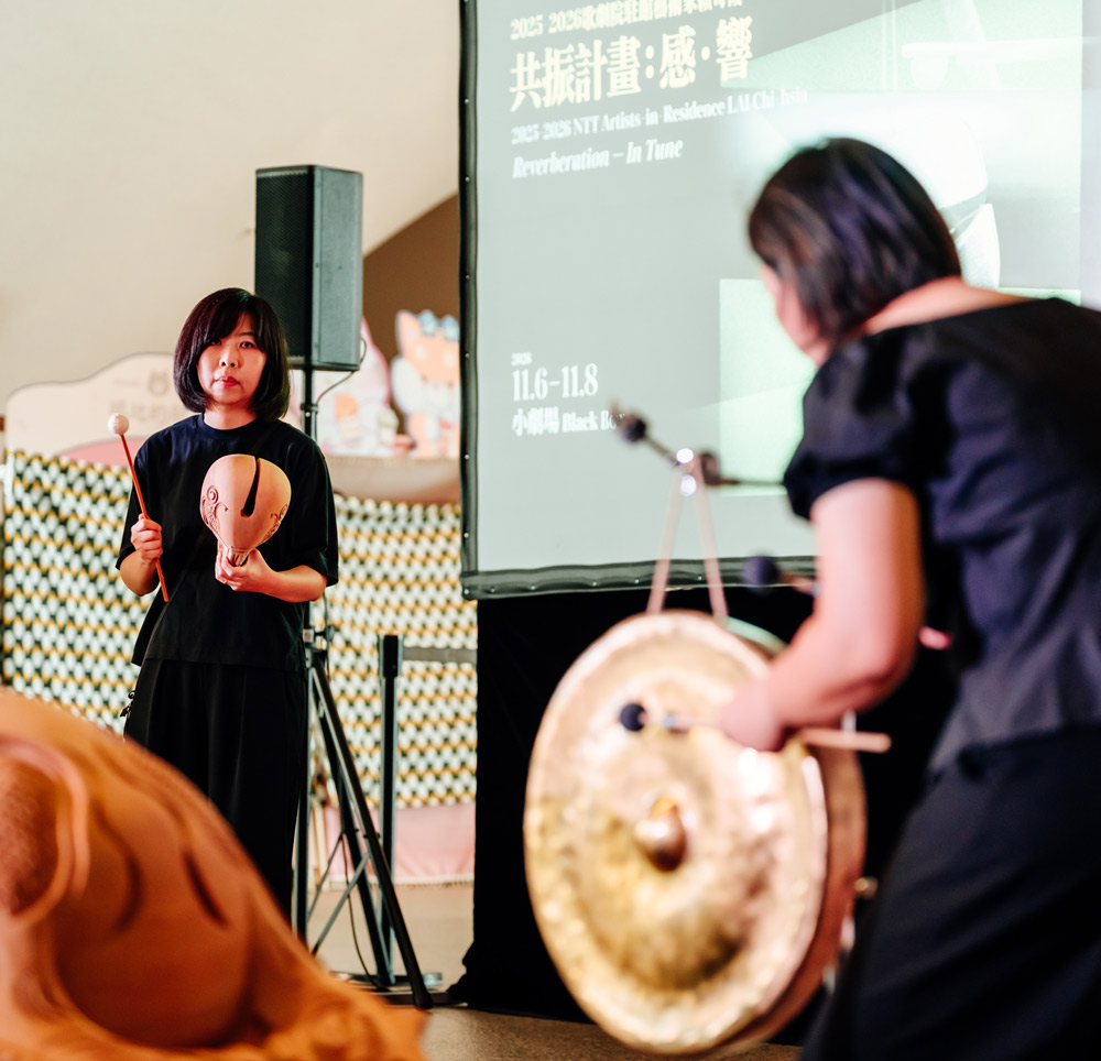 2026 NTT遇見巨人系列宣告記者會_記者會由歌劇院駐館藝術家賴奇霞與擊樂家洪曉宣揭開序幕，以木魚、鼓、鑼等聲音裝置打造沉浸式聲響演出。©臺中國家歌劇院，攝影：陳建豪