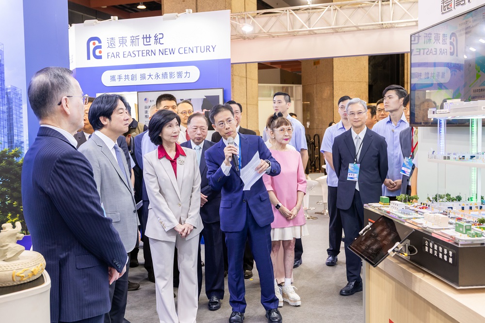 「2026第五屆亞太永續博覽會」於27日正式開跑，賴清德總統（左二）蒞臨遠東集團展區視察，並聽取遠傳電信「智慧環境水情監控」、「建物淨零暨防災微電網」兩大應用簡報，左三為遠傳總經理井琪。(圖片來源:遠傳)