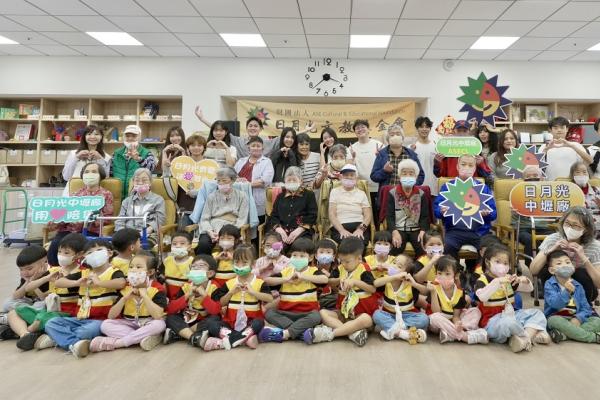 歌聲暖日照！日月光攜手台大學生與幼兒園打造「銀髮同樂會」