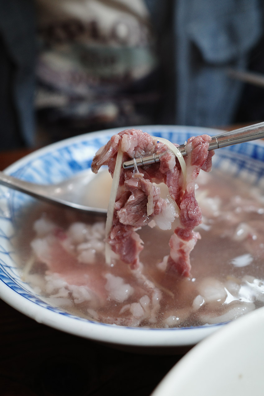 多次榮獲《米其林指南》必比登推介的無名羊肉，現場現煮羊肉湯。