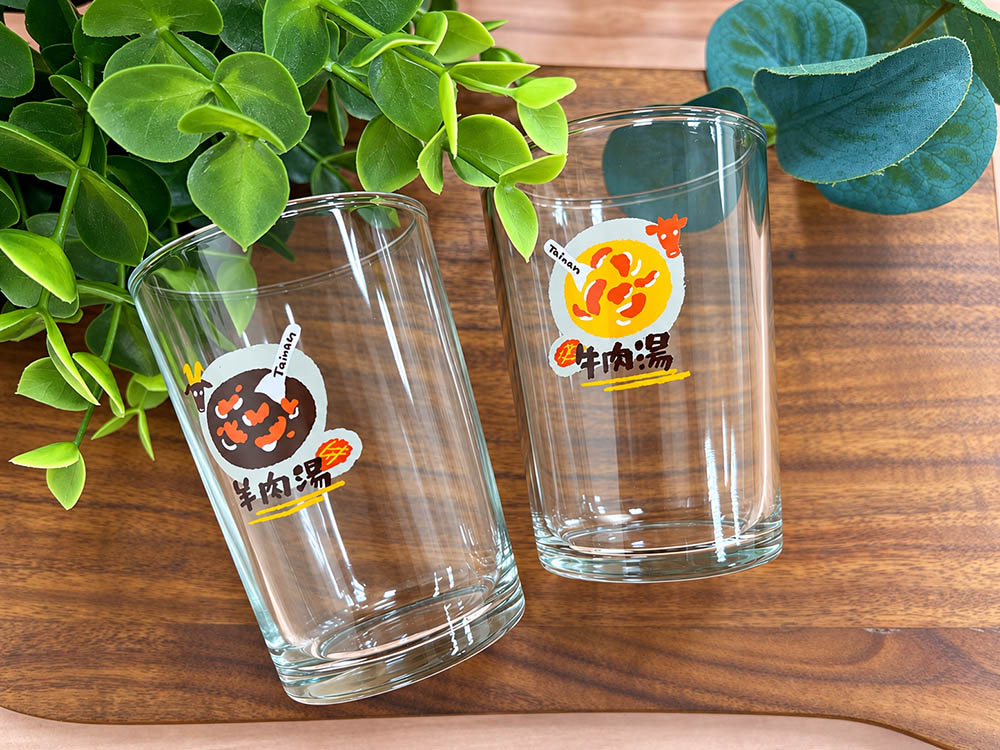 限量版日本插畫家山崎繪製的牛半肉湯玻璃杯。