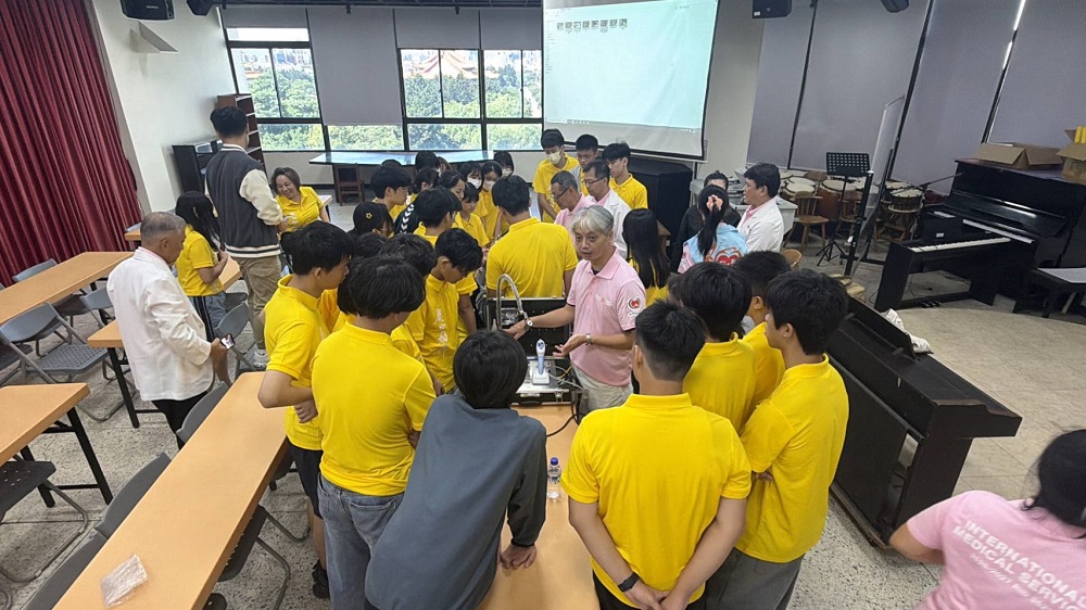 牙醫志工培訓以及建中/中山學生，觀摩。(圖片來源:國際扶輪3523地區)