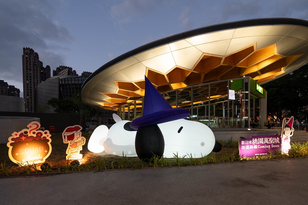 九座結合PEANUTS™經典角色的特色藝術裝置進駐桃園萬聖城，歡迎民眾前來拍照打卡。(圖/桃園市政府 提供)