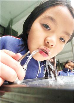 用噴嘴飲水機   小學生易交叉感染