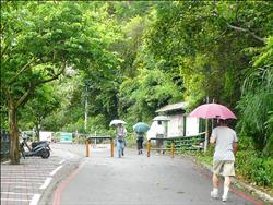 賺到颱風假 爬山、逛賣場
