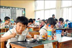 家長失業 學生繳不起午餐費變多