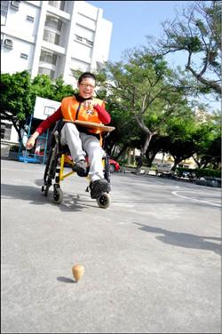單手打陀螺 腦麻鬥士1個月練成