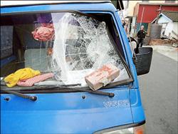 6煞砸30車車窗、油箱