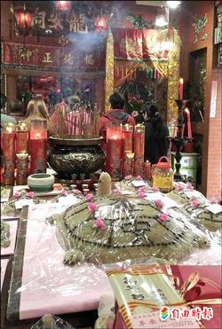 慶祝土地公生日 桃園信眾擲筊乞龜求平安