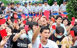 遭黑衣人圍毆 台聯控警縱容暴力