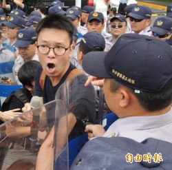 帆廷喊衝 與警爆衝突