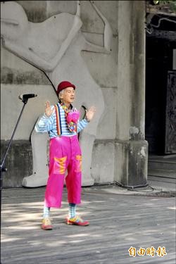 82歲退休牧師 扮小丑考街頭藝人