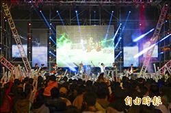 紙花代替煙火 嘉市萬人跨年迎新