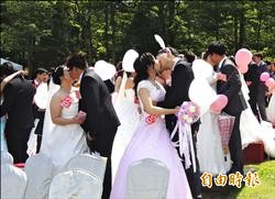 苗栗桐花婚深情擁吻 馬下「指導棋」