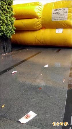 反鎖女網友 男坐19樓窗台撒錢