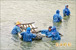 魚塭遇寒害 搶收漁工鐘點費翻倍