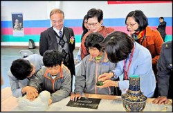 故宮文物到校園 視障生觸摸體驗
