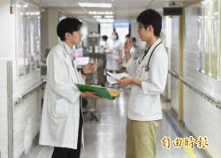醫師納勞基法 綠要求提配套分批實施／時力批政府一再拖延 週五前召集協商