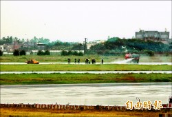長榮貨機爆胎 桃機封閉跑道6小時