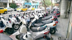 警車停路邊 被批佔用機車格