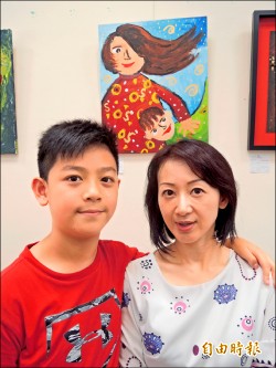 義賣畫作捐癌友 小五童︰助人很幸福