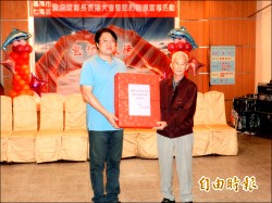 七堵里鄰長表揚 吳清秀50年最資深