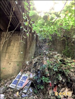 台灣首條鐵路古蹟 淪為垃圾堆
