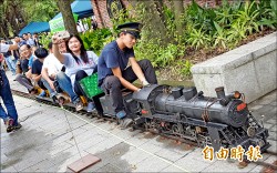 「大手號」復駛 人潮搶搭迷你小火車