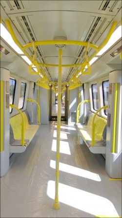 捷運環狀線首列車 抵台展開檢驗