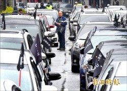 Uber司機爭專法 285車圍交部