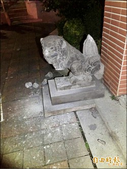 曾砍八田銅像 李承龍再砸毀百年石狛犬