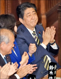 安倍續任日首相 閣員全數留任
