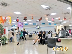 公務員「以時計假」 最快5月實施