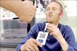 英遊民被數位化 掃QR碼捐款