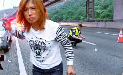 救不回尪／才勸「太危險」 妻目睹夫撞飛