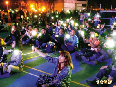 撐香港台中音樂會／港眾志副主席到場 黃之鋒錄影現身