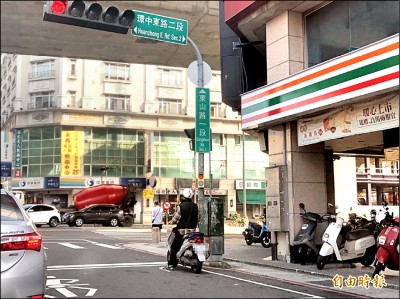 法界看法／街頭活春宮妨害風化 散佈淫片也觸法