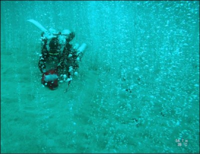 中英對照讀新聞》Deep Diving Scientists Discover Bubbling CO2 Hotspot 深海潛水科學家發現冒出泡泡的二氧化碳熱點